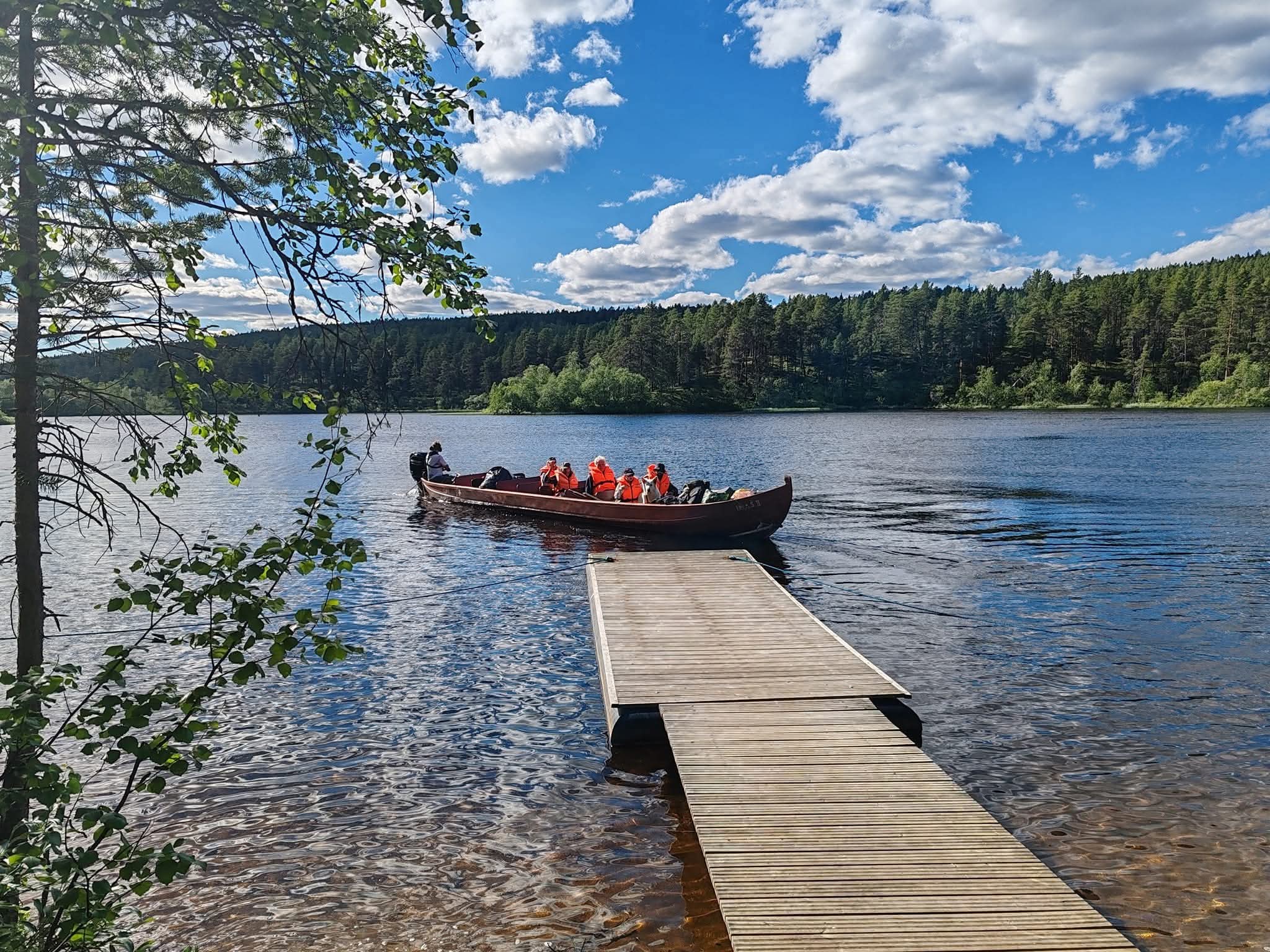 Lemmenjoen jokivene, jossa asiakkaita kyydissä